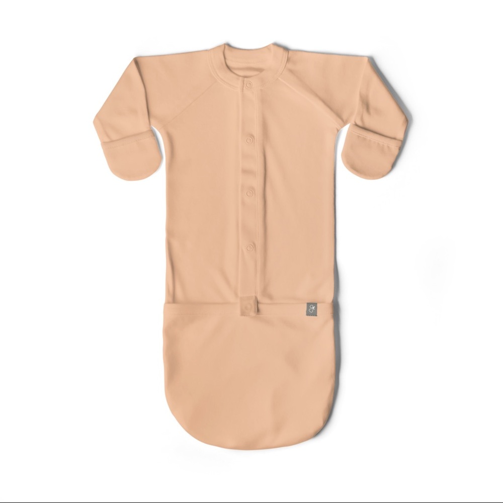 Goumi newborn gown